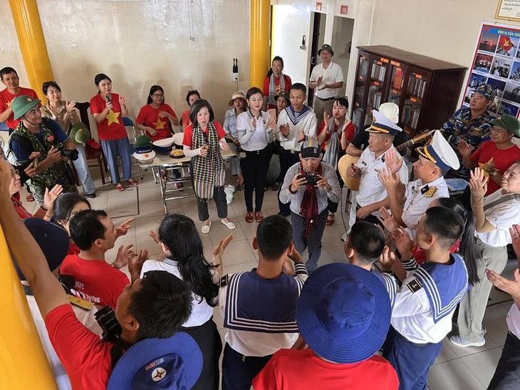 Delegación visita plataforma de vigilancia y distrito insular de Truong Sa - ảnh 1