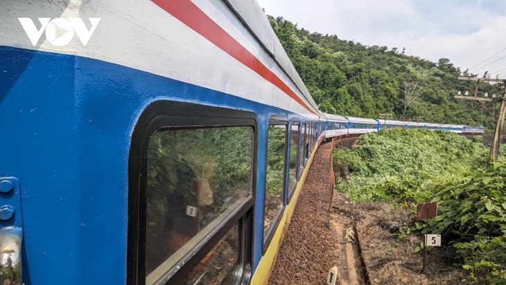 Recorrer la ruta en tren más bella de Vietnam - ảnh 1