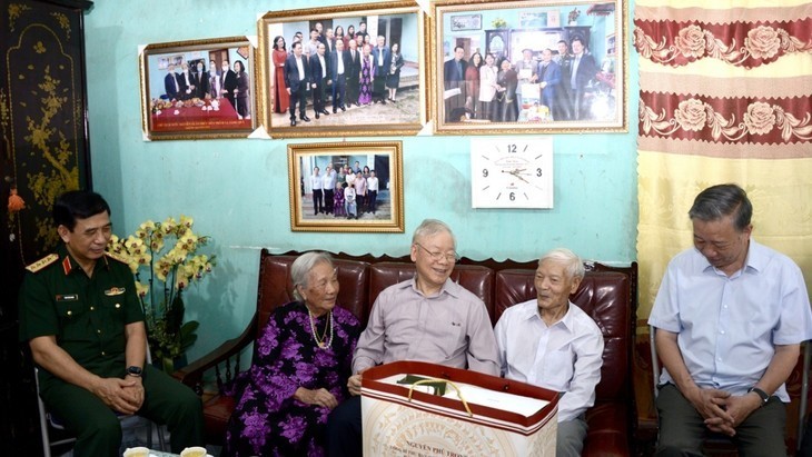 Conmovedoras fotografías del secretario general Nguyen Phu Trong con compatriotas y soldados  - ảnh 11