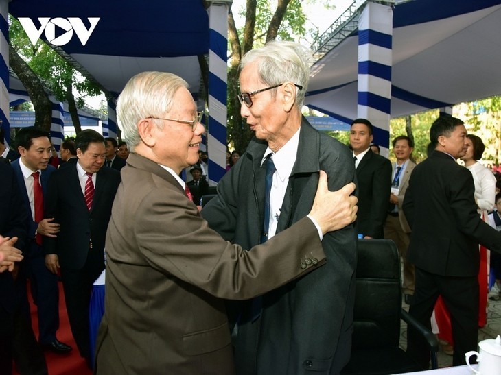 Conmovedoras fotografías del secretario general Nguyen Phu Trong con compatriotas y soldados  - ảnh 15