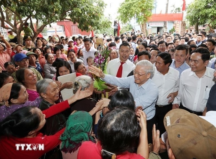 Conmovedoras fotografías del secretario general Nguyen Phu Trong con compatriotas y soldados  - ảnh 2