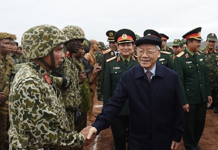 Conmovedoras fotografías del secretario general Nguyen Phu Trong con compatriotas y soldados  - ảnh 6