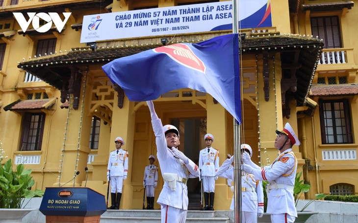 Ceremonia de izamiento de bandera para conmemorar 57º aniversario de fundación de ASEAN - ảnh 1