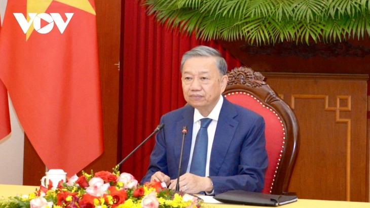 Líder político de Vietnam sostiene llamada telefónica con Presidente de Rusia - ảnh 1