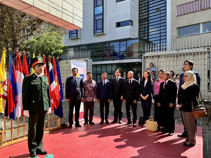 Celebra ceremonia de izamiento de bandera de ASEAN en París - ảnh 1