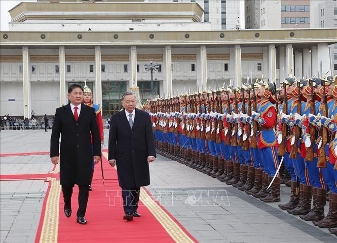 Ceremonia de bienvenida a nivel estatal para el secretario general y presidente To Lam en Mongolia - ảnh 2