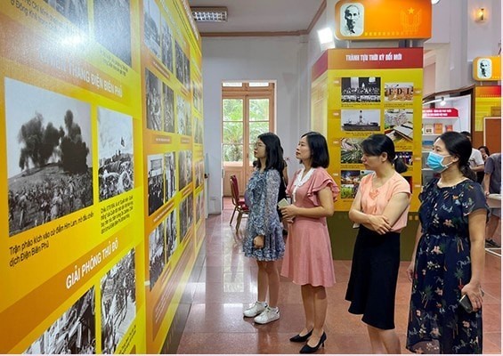 Exposición de libros para conmemorar el 70.º aniversario del Día de la Liberación de Hanói - ảnh 1