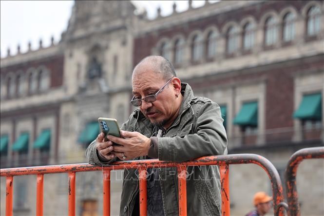 Crece el número de personas con miedo a no tener teléfono en México  - ảnh 1