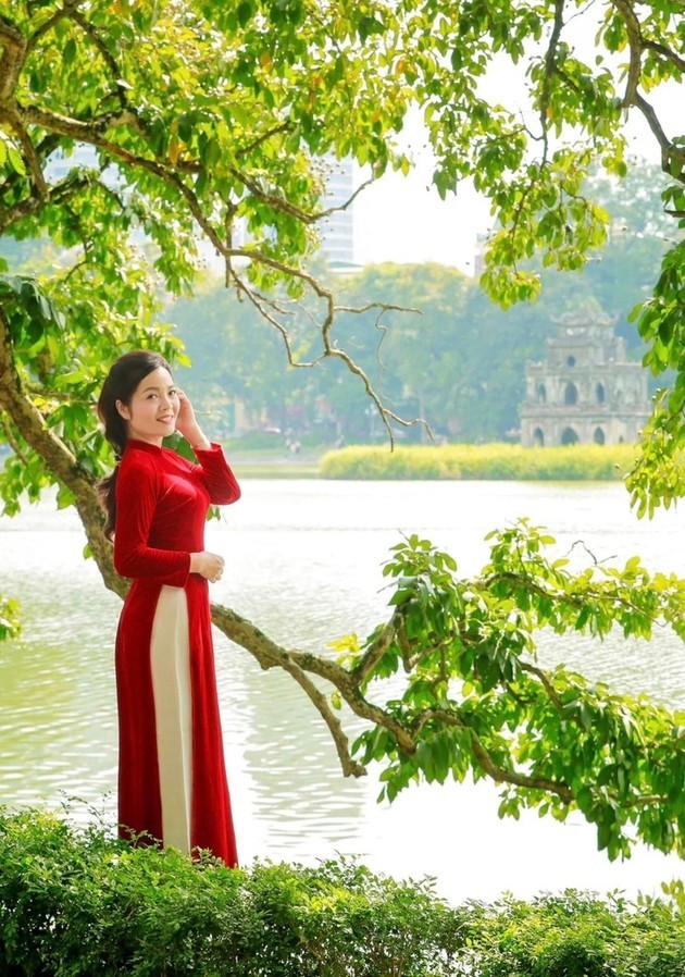 El Ao dai embellece las calles de Hanói durante los días de otoño - ảnh 4