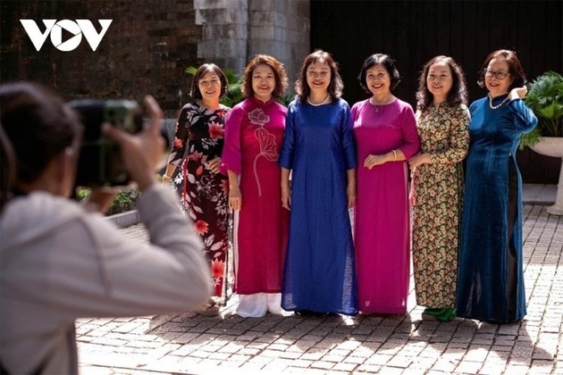 El Ao dai embellece las calles de Hanói durante los días de otoño - ảnh 9