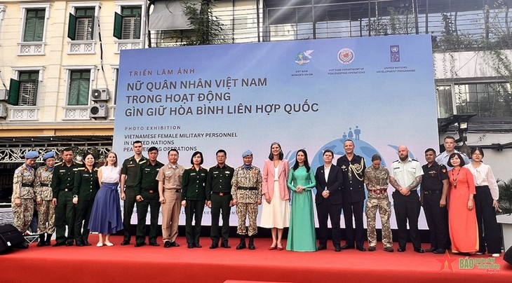 Inauguran exposición sobre mujeres soldados vietnamitas en misiones de mantenimiento de paz de ONU - ảnh 1