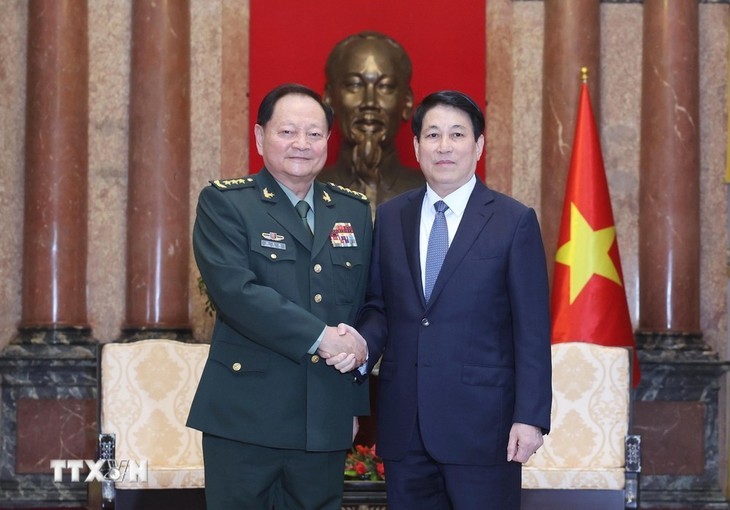 Presidente Luong Cuong se reúne con vicepresidente de la Comisión Militar Central de China - ảnh 1