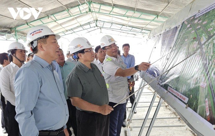 Premier de Vietnam revisa la construcción del tramo de la autopista Hau Giang-Ca Mau - ảnh 1