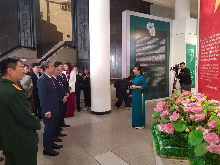 Inauguran exposición sobre la imagen de los “soldados del tío Ho” - ảnh 1