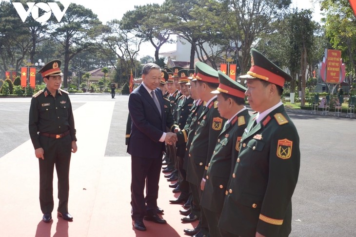 Líder del PCV trabaja con Cuerpo 34 y Agrupación 15 del Ejército en Gia Lai - ảnh 1