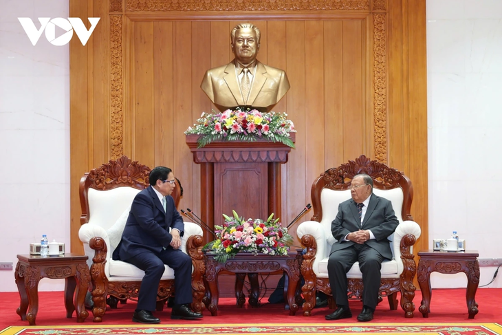 Primer Ministro de Vietnam se entrevista con exdirigentes de alto rango de Laos - ảnh 1