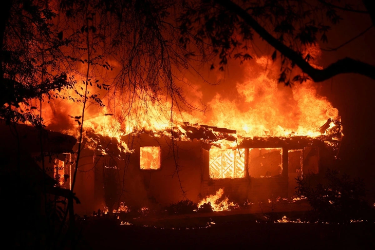 Al menos 10 personas muertas por incendios forestales en California - ảnh 1