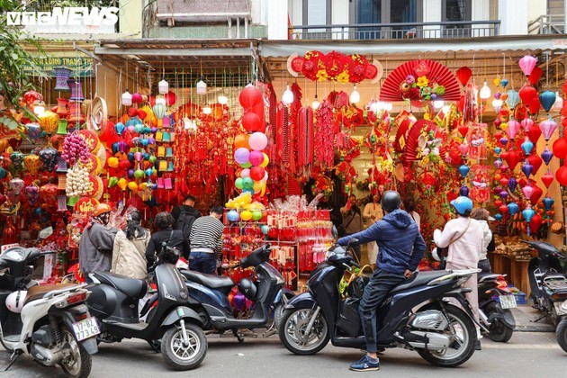 La calle Hang Ma se tiñe de rojo brillante por el Tet - ảnh 14