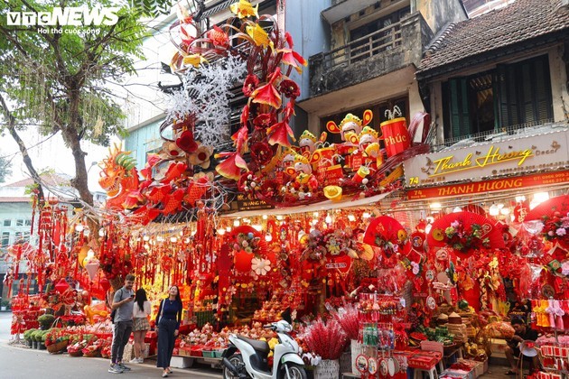 La calle Hang Ma se tiñe de rojo brillante por el Tet - ảnh 2