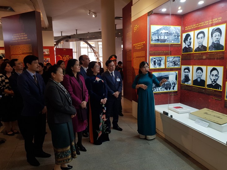 Inauguran exposición “Partido Comunista de Vietnam - 95 años acompañando a la nación” - ảnh 1