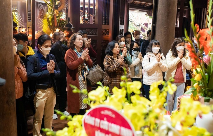 Ir a las pagodas a principios de año – un atributo cultural de los vietnamitas - ảnh 2