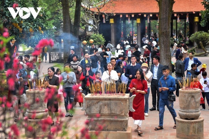 Ir a las pagodas a principios de año – un atributo cultural de los vietnamitas - ảnh 4