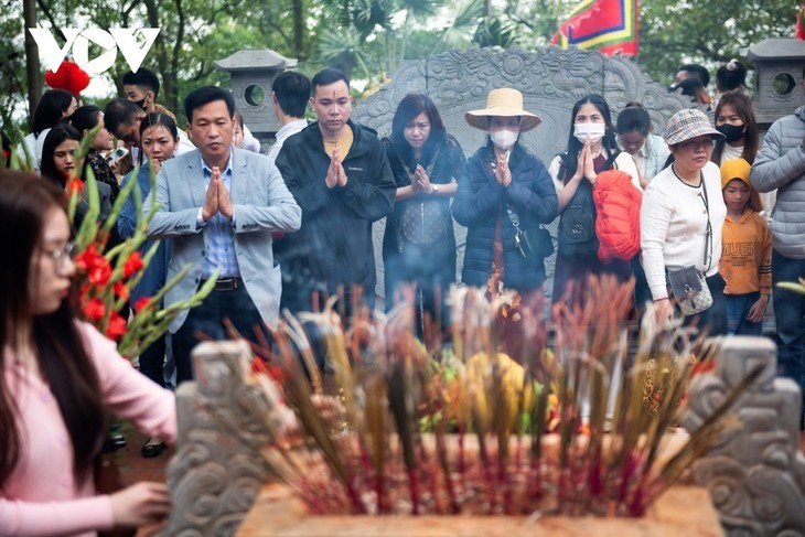 Ir a las pagodas a principios de año – un atributo cultural de los vietnamitas - ảnh 5