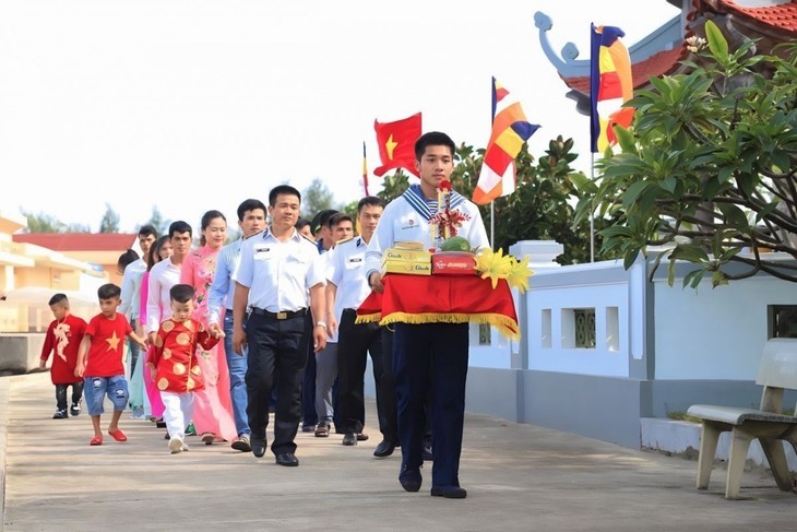 Ir a las pagodas a principios de año – un atributo cultural de los vietnamitas - ảnh 7