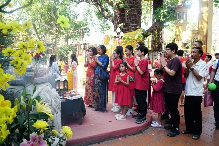 Ir a las pagodas a principios de año – un atributo cultural de los vietnamitas - ảnh 9