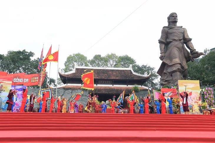 Festival del Montículo de Dong Da evoca la gloriosa historia de la nación - ảnh 1