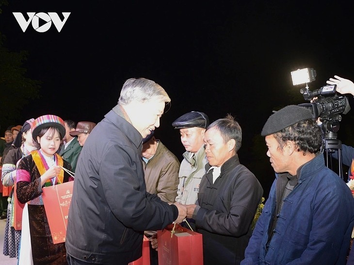 Líder del Partido visita y entrega regalos a los habitantes de Ha Giang - ảnh 1