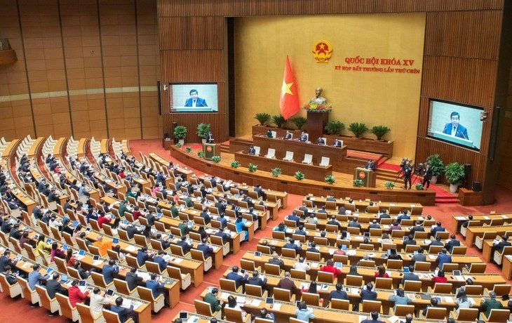 La Asamblea Nacional de Vietnam analiza metas de crecimiento del PIB para 2025 - ảnh 1