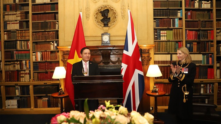 Rey británico recibe al embajador vietnamita en Londres - ảnh 1