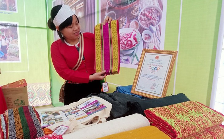 Productos de brocado únicos de los Muong en Hoa Binh - ảnh 2