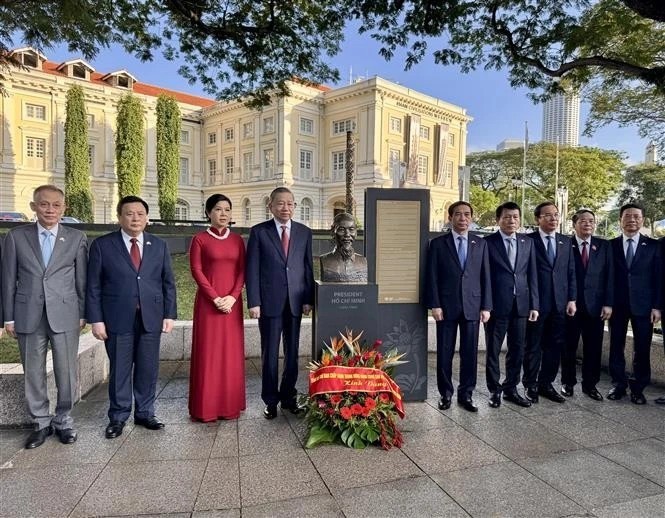 Jefe del Partido ofrece flores en homenaje al presidente Ho Chi Minh en Singapur - ảnh 1