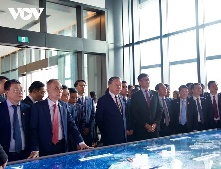 Líder del PCV visita puerto de Pansir Panjang en Singapur - ảnh 1