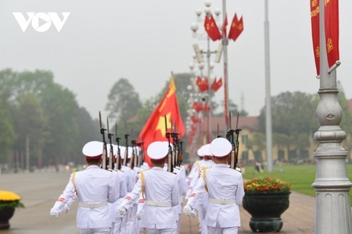 Solemnes ceremonias de izamiento de la bandera en 50.º aniversario de la Reunificación Nacional - ảnh 2