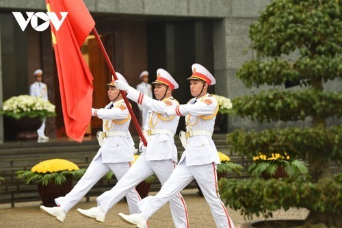 Solemnes ceremonias de izamiento de la bandera en 50.º aniversario de la Reunificación Nacional - ảnh 5
