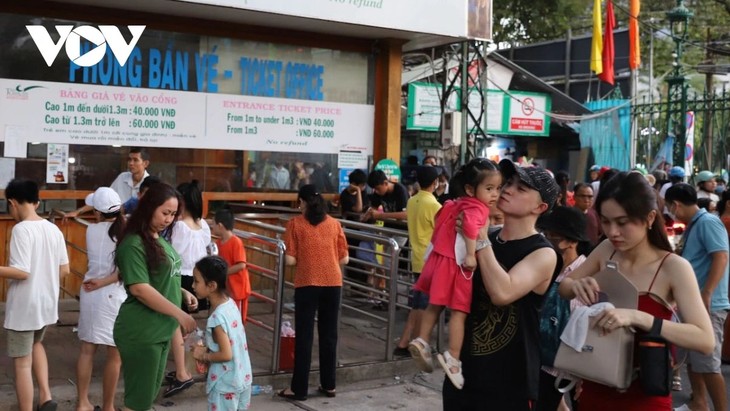 Gran número de turistas disfrutan Ciudad Ho Chi Minh en feriados por efeméride nacional y el Día Internacional del Trabajo - ảnh 2