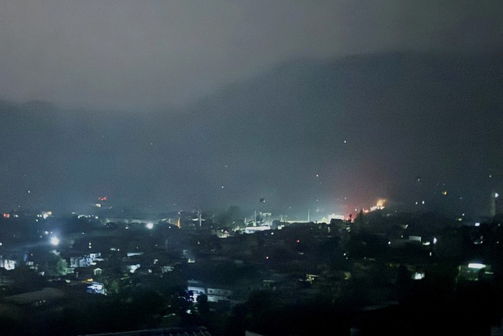 India lanza ataques aéreos contra Pakistán por agresión terrorista en Cachemira - ảnh 1