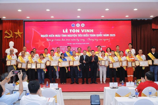 Honran a 100 donantes de sangre destacados en Vietnam - ảnh 1
