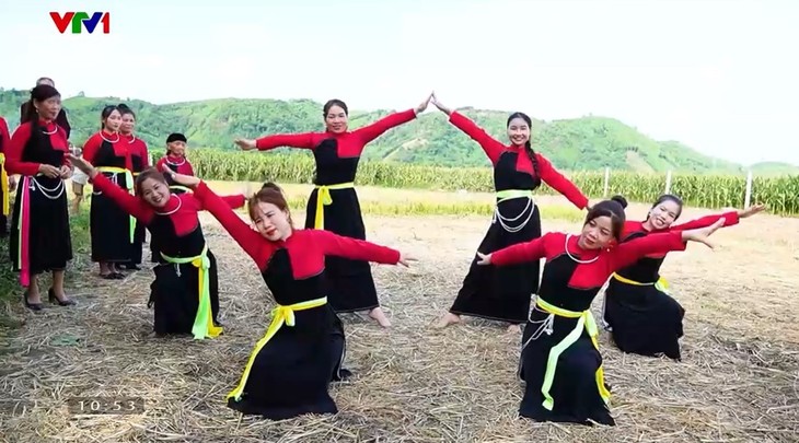 El canto y la danza popular de la comunidad Cao Lan en Yen Phu - ảnh 1