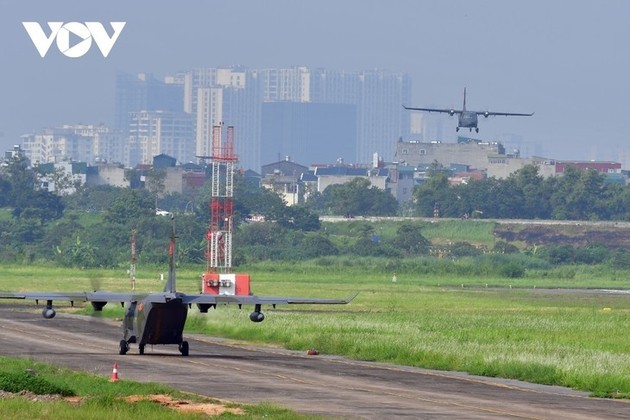Aviones de transporte de la Fuerza Aérea de Vietnam ensayan vuelos en formación - ảnh 12