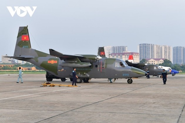 Aviones de transporte de la Fuerza Aérea de Vietnam ensayan vuelos en formación - ảnh 2