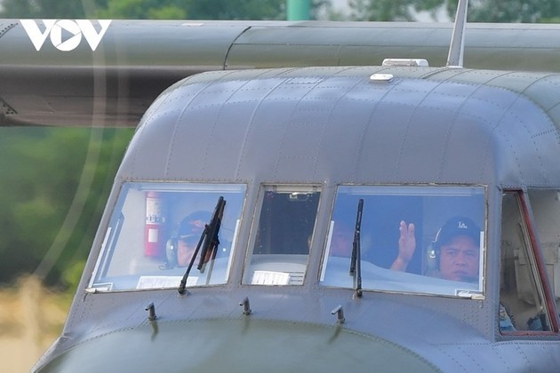 Aviones de transporte de la Fuerza Aérea de Vietnam ensayan vuelos en formación - ảnh 3