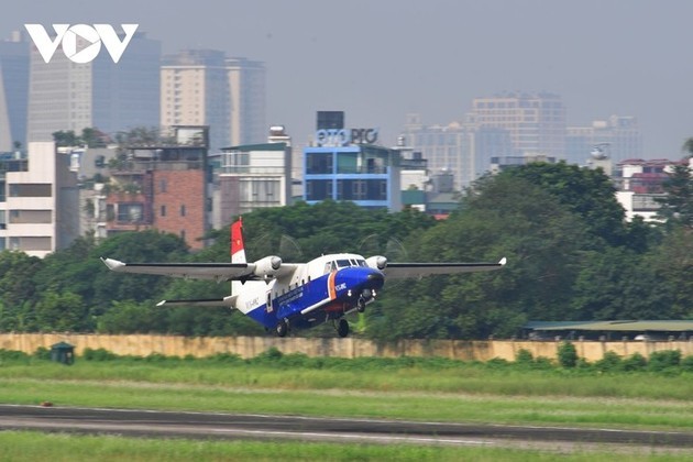 Aviones de transporte de la Fuerza Aérea de Vietnam ensayan vuelos en formación - ảnh 5