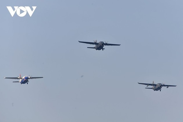 Aviones de transporte de la Fuerza Aérea de Vietnam ensayan vuelos en formación - ảnh 6