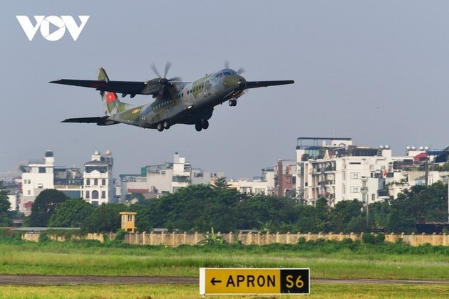 Aviones de transporte de la Fuerza Aérea de Vietnam ensayan vuelos en formación - ảnh 9