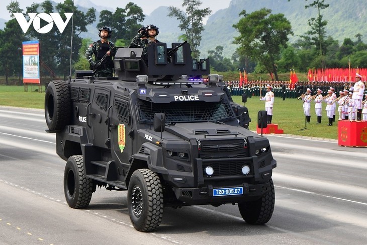 Tercer ensayo general del desfile militar: los nuevos vehículos blindados antiterroristas acaparan la atención - ảnh 11