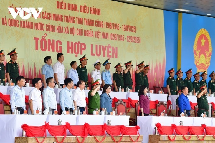 Tercer ensayo general del desfile militar: los nuevos vehículos blindados antiterroristas acaparan la atención - ảnh 2